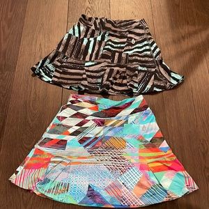 One size fits all. Has pockets on both sides of the short underneath the skirt.